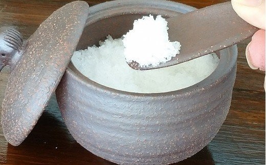 クジラ の 塩壷 と 塩さじ と 豆皿 の セット（ 土佐 の海の 天日塩 「あまみ」 1袋付き）［1655］