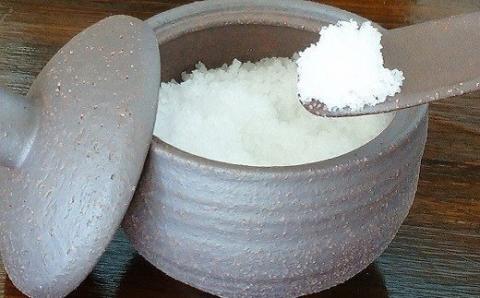 塩壷 クジラ 日常屋 調味料入れ 食器 保存容器 塩 調味料 保存 セット キッチン用具 キッチン用品 キッチン雑貨 雑貨 陶器 くじら 鯨 高知県 黒潮町［1487］