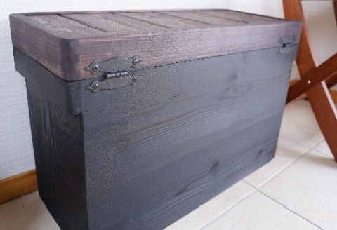 木製収納ボックス IRECHOKIYA BOX ブラック 杉 ヒノキ 高知県産 収納ボックス 木箱 ウッドボックス 収納ケース 蓋付き 収納 2000mlペットボトル収納 12本収納 衣類収納 おもちゃ収納 キッズ収納 踏み台 踏み台兼用 木製踏み台 インテリア収納 黒塗装 天然木 木製家具 収納家具 木製ケース 木製コンテナ 5.8kg 345×630×250mm［1526］