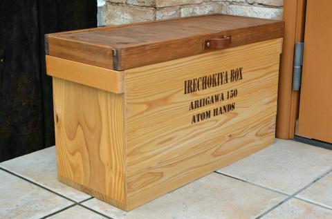 木製収納ボックス IRECHOKIYA BOX ナチュラル 杉 ヒノキ 高知県産 収納ボックス 木箱 ウッドボックス 収納ケース 蓋付き 収納 2000mlペットボトル収納 12本収納 衣類収納 おもちゃ収納 キッズ収納 踏み台 踏み台兼用 木製踏み台 インテリア収納 天然木 無塗装 木製家具 木製ケース 木製コンテナ 5.8kg 345×630×250mm［1527］