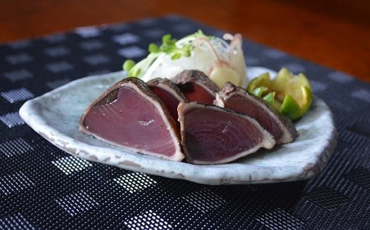 土佐沖  一本釣り 鰹 藁焼き たたき 700g 食べきり サイズ ご家庭用 100g×7個 かつお かつおのたたき わら焼き 鰹のたたき カツオ 魚 魚介類 鮮魚 海鮮 刺身 刺し身 本場 ふるさと納税鰹のたたき ふるさと納税かつお おかず 高知 黒潮町［0987-3］