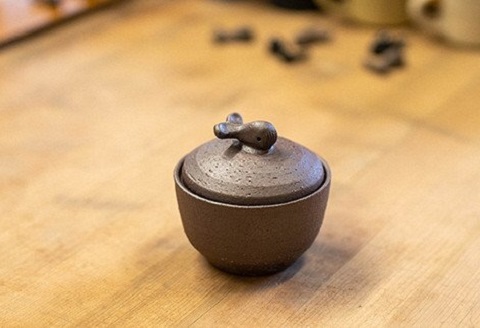 塩壷 クジラ 日常屋 調味料入れ 食器 保存容器 塩 調味料 保存 セット キッチン用具 キッチン用品 キッチン雑貨 雑貨 陶器 くじら 鯨 高知県 黒潮町［1487］