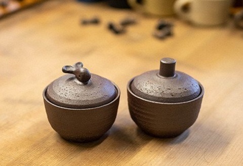 塩壷 2種セット 日常屋 クジラ どんぐり 調味料入れ 食器 保存容器 塩 調味料 保存 セット キッチン用具 キッチン用品 キッチン雑貨 雑貨 陶器 くじら 鯨 高知県 黒潮町［1490］