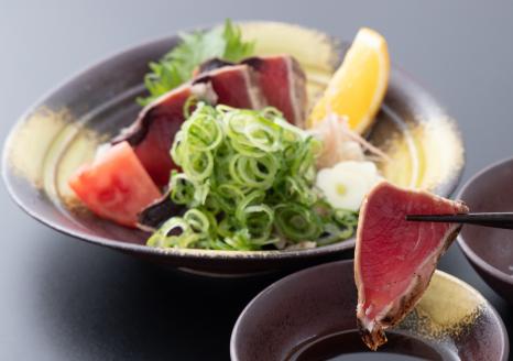 藁焼き かつおたたき 鰹たたき カツオたたき 3節セット 約 1kg 高知県 黒潮町 土佐佐賀水産 わら焼き タタキ 鰹 カツオ 刺身 半解凍 調理用 冷凍 海鮮 魚介類 土佐 かつおのたたき 鰹のたたき 藁焼き鰹 タレ付き 80ml×3 ご飯のお供 丼用 刺身用 海鮮セット 魚料理 かつおセット［1554-2］