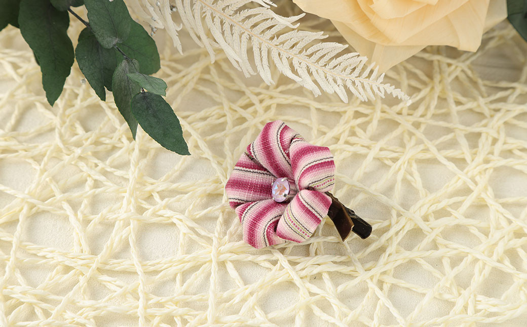 手紡ぎ 手織り 小倉織ー ブローチ 直径約50mm 高さ約20mm ピンク系