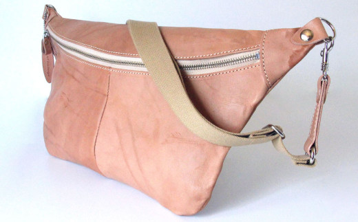 ボディバッグ （立体裁断モデル）