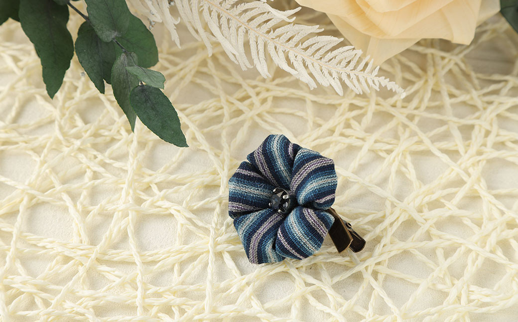 手紡ぎ 手織り 小倉織ー ブローチ 直径約50mm 高さ約20mm 青系