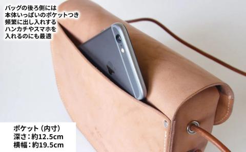 フラップホック の 王道クラシック な レザーポシェット ・ ショルダーバッグ (Mサイズ) レザー ヌメ革 ノンファンデーションレザー ベージュ ショルダーバッグ サコッシュ ポシェット 革製品