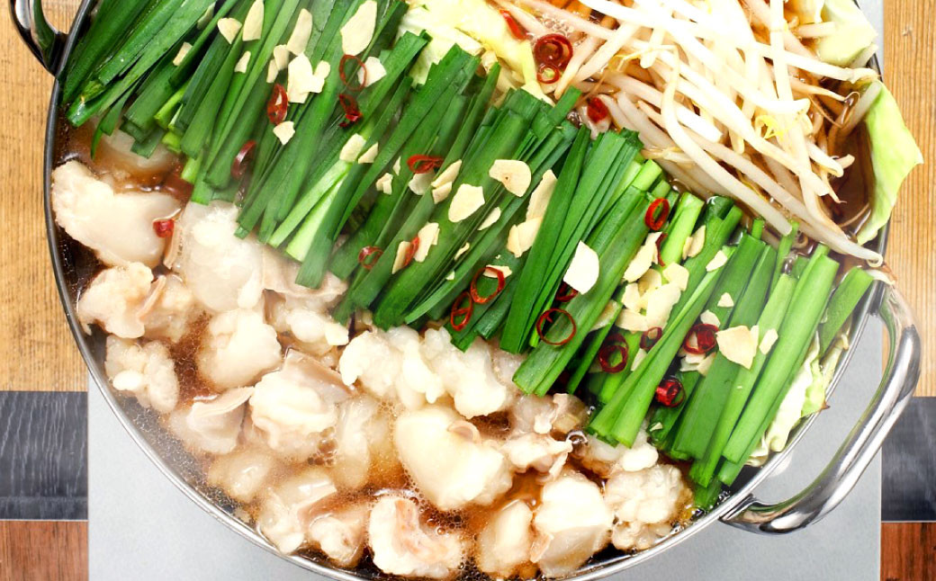 【もつ2倍】博多もつ鍋 ( 醤油味 ) 3人前 牛もつ 600g 醤油スープ ちゃんぽん麺 薬味 にんにく 唐辛子 鍋 モツ鍋 ホルモン 牛肉 お肉 小腸 名物 もつ鍋 国産 冷凍