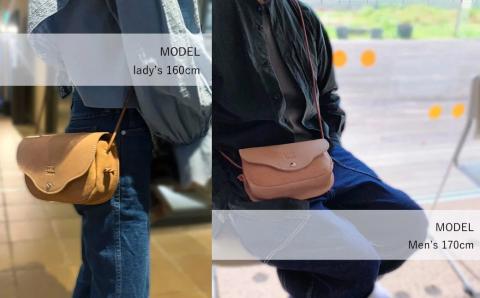 フラップホック の 王道クラシック な レザーポシェット ・ ショルダーバッグ (Mサイズ) レザー ヌメ革 ノンファンデーションレザー ベージュ ショルダーバッグ サコッシュ ポシェット 革製品