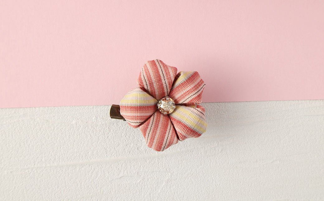 手紡ぎ 手織り 小倉織ー ブローチ 直径約50mm 高さ約20mm 赤系