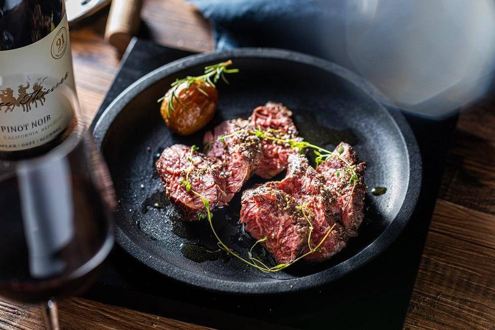 肉や野菜の豪快に炭火で焼くアメリカ料理をベースにした、九州素材の旨味を丸ごと味わえるダイニング 『オン ア ターブル』　のランチペアチケット