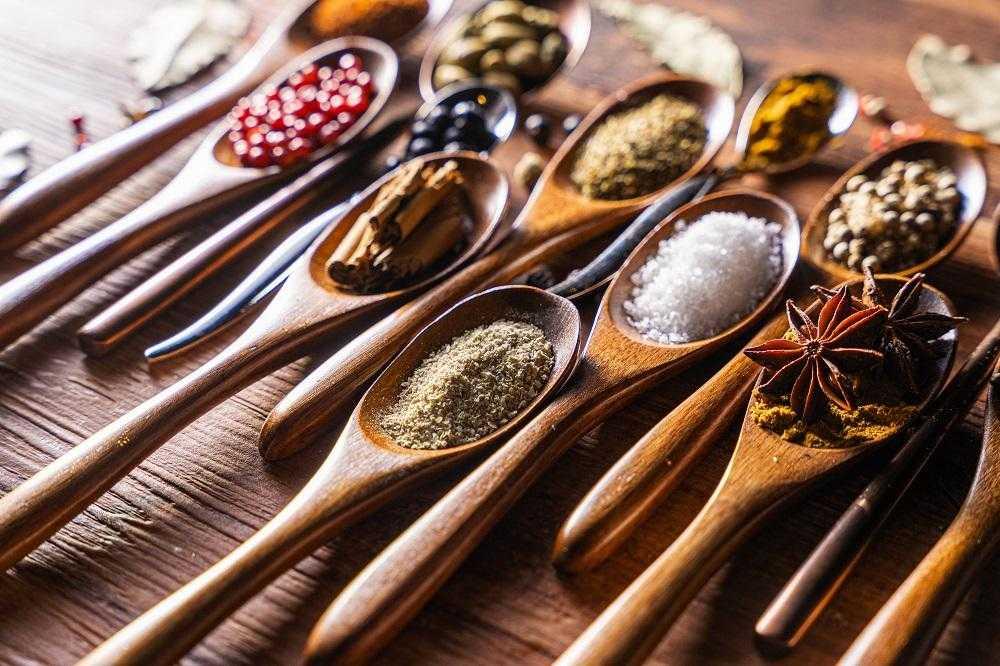 肉や野菜の豪快に炭火で焼くアメリカ料理をベースにした、九州素材の旨味を丸ごと味わえるダイニング 『オン ア ターブル』のディナーペアチケット