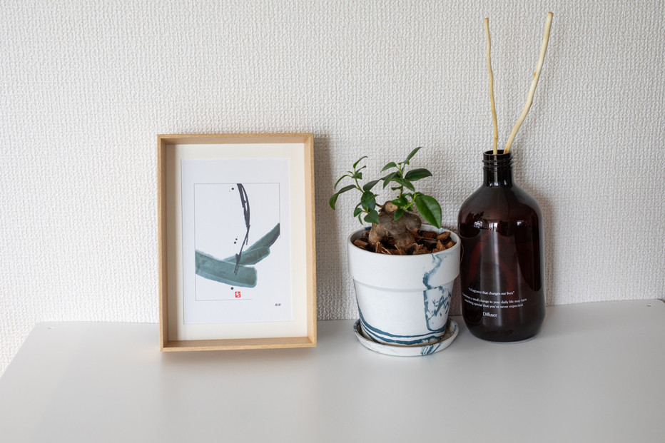 福岡市ゆかりの墨象作品《慈影》複製品（ポストカードサイズ・額装付き）／「アートのある暮らし」シリーズ「静かなる強さの系譜」より