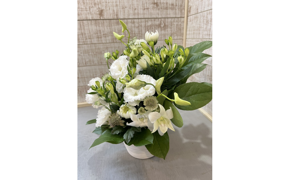 1960年創業 老舗花屋の御供生花アレンジメント（白×グリーン系定番デザイン）
