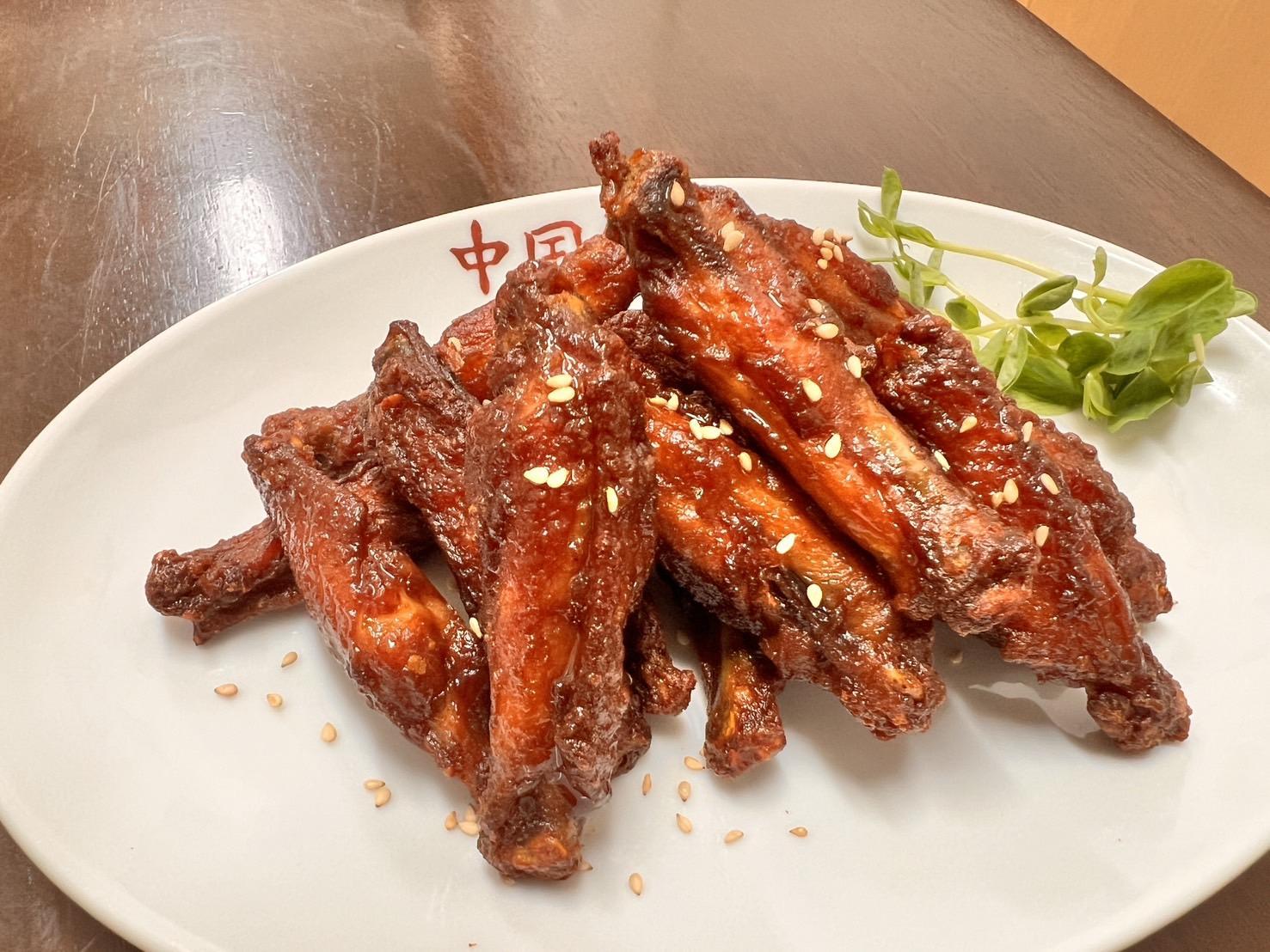 福岡市創業50年の町中華　中国飯店の辛肉味噌天津飯（内容量400ｇ）×3個とピリ辛チキンバー（内容量150ｇ）×1ｐの詰め合わせ