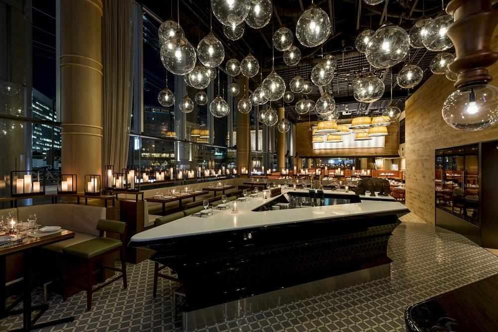 肉や野菜の豪快に炭火で焼くアメリカ料理をベースにした、九州素材の旨味を丸ごと味わえるダイニング 『オン ア ターブル』のディナーペアチケット