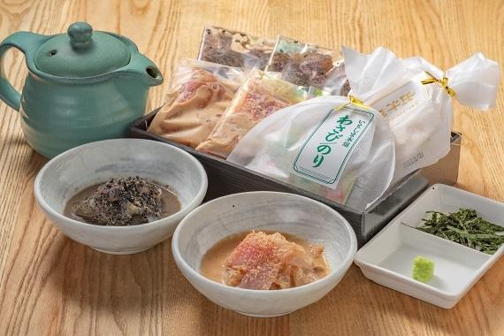 博多天然鯛茶漬け　白ごま・黒ゴマ各2パックと博多もつ鍋（味噌味）セット(3～4人前)