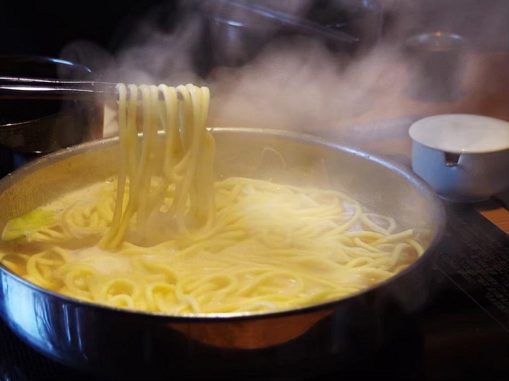 ＜福岡市からお届け＞博多もつ鍋前田屋　味噌味　２～３人前