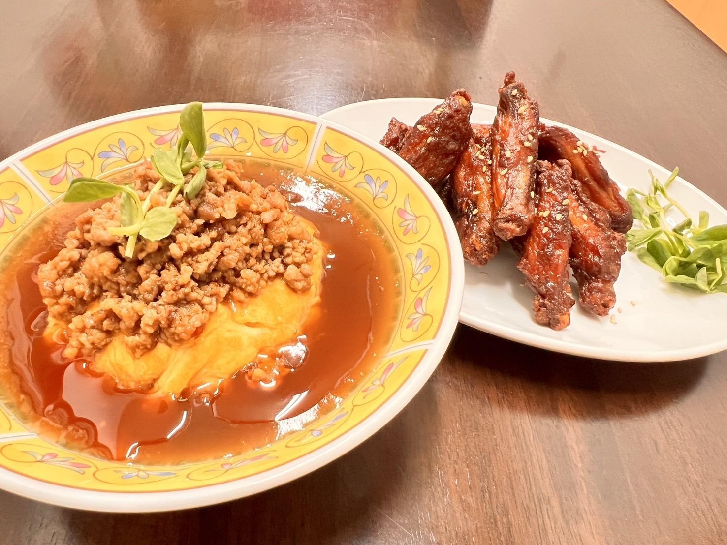 福岡市創業50年の町中華　中国飯店の辛肉味噌天津飯（内容量400ｇ）×3個とピリ辛チキンバー（内容量150ｇ）×1ｐの詰め合わせ