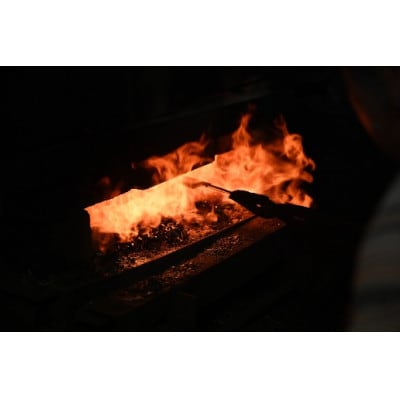 【刀匠四郎國光一門】《刀鍛冶が造る本格包丁》特別黒打菜切り包丁柳刃(両刃)【配送不可地域：沖縄県】