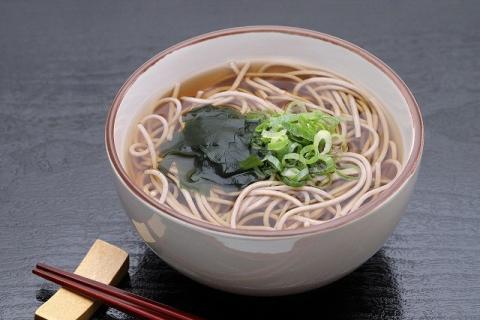 国産五割そば+濃縮ダシsiro・kuroセット_そば 五割 乾麺 国産 100g×2束×6袋 濃縮だし 200ml×2本 セット 温麺用 冷麺用 ザル ざるそば 出汁 煮物 鍋 万能ダシ 濃縮 蕎麦乾麺 国産そば粉100％使用 福岡県産 麺類 食べ物 グルメ お取り寄せ 福岡県 久留米市 送料無料_Bu011