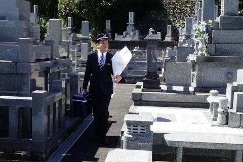 お墓参り代行サービス_お墓参り 代行 サービス 1回 はかサポ お墓 掃除 仏花 写真入り 報告書付 命日 お盆 お彼岸 年末年始 実施日指定可能 真心 丁寧 お墓の管理 帰省 お手入れ クリーニング お線香 お供え ご先祖様 供養 お参り 久留米市内にお墓がある方限定 福岡県 久留米市 _Rd015