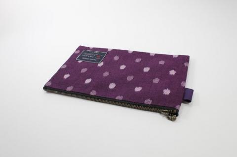 久留米絣 ぺたんこポーチ （紫小白玉）_久留米絣 ぺたんこポーチ サイズ 200×120mm 選べる カラー 紫小白玉 紺 あられ×井桁 赤麻の葉 グレー小白玉 緑小白玉 全5種 伝統工芸 綿織物 ポーチ 小物入れ 収納 便利 職人 手作業 お取り寄せ 送料無料_Jk022