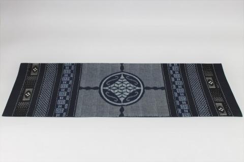 「久留米伝統工芸品」 久留米絣 手織り テーブルセンター1枚 サイズ：35cm×99cm_久留米絣 手織り テーブルセンター 1枚 35cm × 99cm 久留米 伝統工芸品 職人 手作り 綿100％ 洗濯可能 手軽 綿素材 テーブルランナー 工芸品 和風 伝統 織り物 インテリア 国産 日用品 お取り寄せ 福岡県 久留米市 送料無料_Jk053