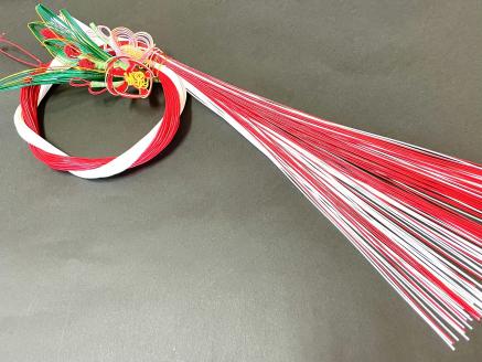 水引き飾り_水引き飾り 1個 50 × 15 × 10cm 紅白 輪 万年青 梅 縁起物 水引き 縁結び 邪気払い 魔よけ お正月 新年 結納品 水引細工 玄関 部屋 飾り インテリア 手作業 日本伝統 お取り寄せ 伝統工芸品 雑貨 福岡県 久留米市 送料無料_Qx032