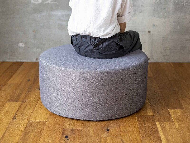 【選べるカラー】ROUND STOOL （ラウンドスツール）直径81cm　色々な使い方で楽しめる 1人掛け用 スツール_スツール 丸型 直径81cm 選べる 張り材 カラー セレニティ サフィロス ROUND STOOL81 ClassI 積層ウレタンフォーム 国産 オリジナル ブランド ソファ オットマン サイドテーブル 腰掛 鞄置き フッ素コーティング 家具 リビング 送料無料_Qd015