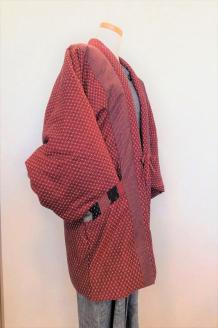 久留米織 綿入りはんてん女性用（ドビー織あられ柄）フリーサイズ/M～L_はんてん ちゃんちゃんこ 女性用 婦人用 フリーサイズ M ～ L 長袖 久留米織 綿入りはんてん ドビー織 あられ柄 エンジ色 和服 部屋着 防寒着 あたたかい 冬 ファッション ふっくら しなやか 着心地の良さ レディース 福岡県 久留米市 お取り寄せ 送料無料_Qf003
