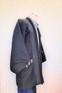 久留米織 綿入りはんてん男性用（ドビー織あられ柄）フリーサイズ/M～L_はんてん 久留米はんてん 男性用 紳士用 メンズ フリーサイズ M ～ L 久留米織 綿入り ドビー織 あられ柄 紺色 和服 部屋着 防寒着 ファッション ふっくら 暖かい 冬 長袖 ちゃんちゃんこ しなやか 着心地の良さ メンズ 福岡県 久留米市 お取り寄せ 送料無料_Qm011