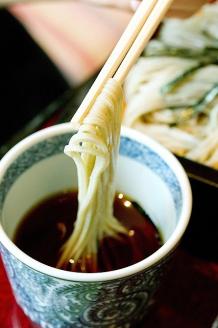 国産五割そば+濃縮ダシsiro・kuroセット_そば 五割 乾麺 国産 100g×2束×6袋 濃縮だし 200ml×2本 セット 温麺用 冷麺用 ザル ざるそば 出汁 煮物 鍋 万能ダシ 濃縮 蕎麦乾麺 国産そば粉100％使用 福岡県産 麺類 食べ物 グルメ お取り寄せ 福岡県 久留米市 送料無料_Bu011