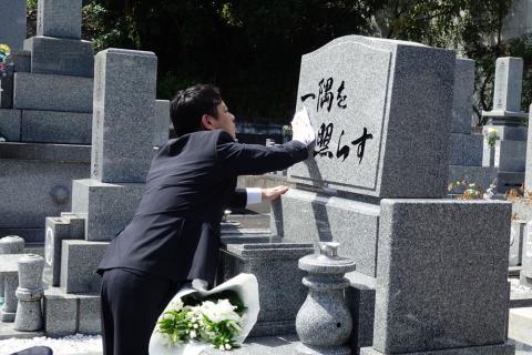 お墓参り代行サービス_お墓参り 代行 サービス 1回 はかサポ お墓 掃除 仏花 写真入り 報告書付 命日 お盆 お彼岸 年末年始 実施日指定可能 真心 丁寧 お墓の管理 帰省 お手入れ クリーニング お線香 お供え ご先祖様 供養 お参り 久留米市内にお墓がある方限定 福岡県 久留米市 _Rd015