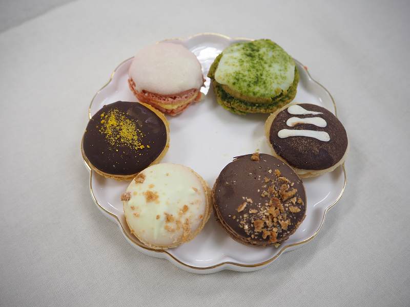 マカロン・バスクチーズケーキセット_チーズケーキ バスク 4号 マカロン 1箱 6個入り セット ショコラ はちみつ ストロベリー オランジュ 抹茶 バニーユ 着色料不使用 グルテンフリー バスクチーズケーキ 冷凍 食品 加工品 お取り寄せ お取り寄せスイーツ 福岡県 久留米市 送料無料_Dw108