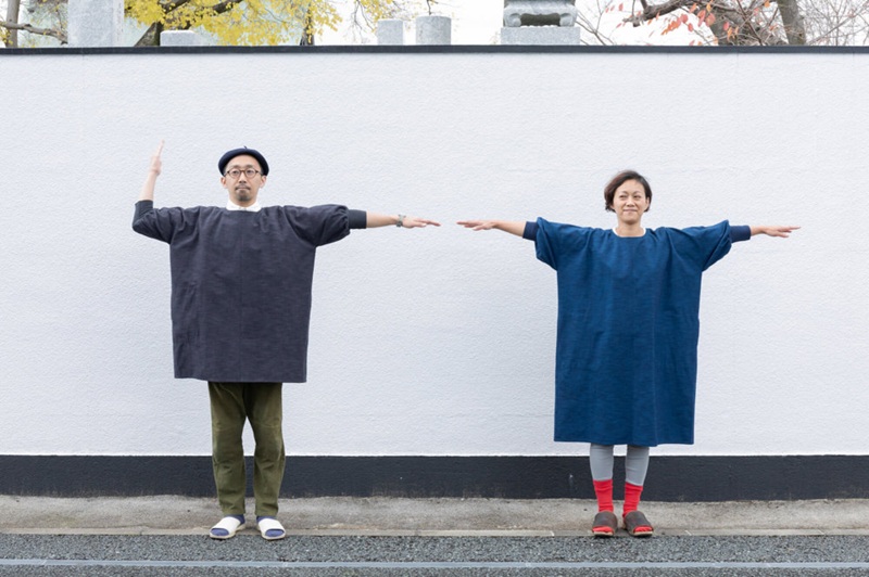 KAPPOGI-085【割烹着：身丈85cm】無地 グレー_うなぎの寝床 KAPPOGI 身丈 85cm 選べる カラー 1サイズ 無地 久留米絣 おしゃれ 割烹着 エプロン 作業着 ワンピース 家事 DIY 育児 家仕事 外仕事 お出かけ ポケット 着脱 楽ちん 福岡県 久留米市 送料無料_Jj043-2 グレー