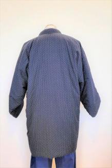 久留米織 綿入りはんてん男性用（ドビー織あられ柄）フリーサイズ/M～L_はんてん 久留米はんてん 男性用 紳士用 メンズ フリーサイズ M ～ L 久留米織 綿入り ドビー織 あられ柄 紺色 和服 部屋着 防寒着 ファッション ふっくら 暖かい 冬 長袖 ちゃんちゃんこ しなやか 着心地の良さ メンズ 福岡県 久留米市 お取り寄せ 送料無料_Qm011