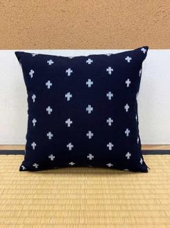 久留米絣クッション_クッション 久留米絣 カバー セット 綿100％ 柄 選べる 紺十字 グレー十字 紺・鈴水玉 紺・白 重ねアラレ カラフル 椅子 背もたれ 座布団 小ぶり かわいい 可愛らしい おしゃれ 伝統工芸品 重要無形文化財 お取り寄せ 福岡県 久留米市 送料無料_Jk056