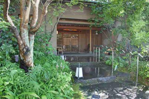 梅のしずく（12個入）_ゼリー 梅のしずく 12個入 洋菓子 スイーツ 久留米の料亭 柚子庵 紀州産 梅 大粒 甘露煮 ゼリー包み 芳醇な梅の味わい 梅ゼリー デザート おやつ お菓子 お取り寄せスイーツ 福岡県 久留米市 送料無料_De006