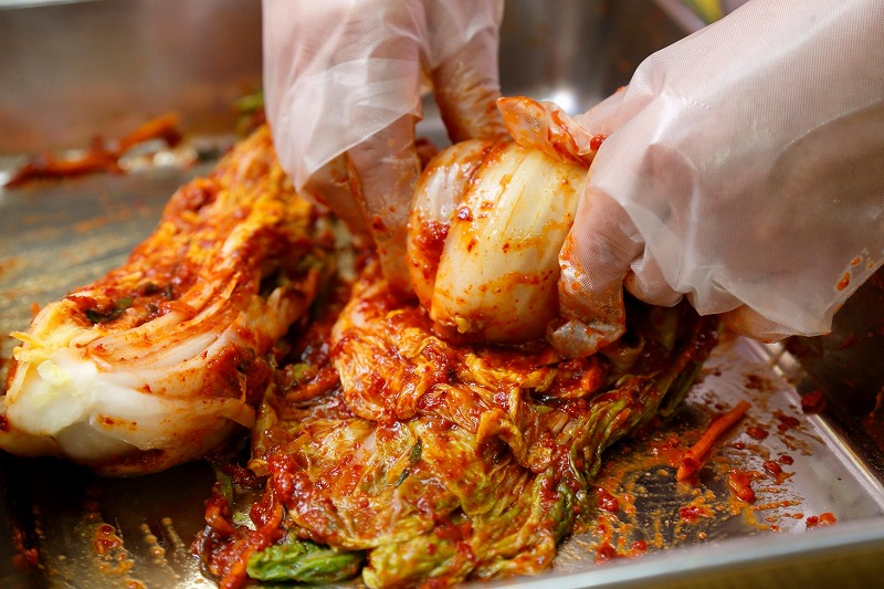 白菜（甘口・辛口）キムチ2種類セット_キムチ 甘口 辛口 2種類セット 各340g 白菜 うま極辛キムチ あまあまキムチ ヤンニョム ミネラル 石垣の塩 健康促進 整腸作用 免疫力 酒の肴 おつまみ ご飯のお供 食品 加工品 グルメ 冷蔵 贈答用 熨斗対応可 お取り寄せ 福岡県 久留米市 送料無料_Ca113