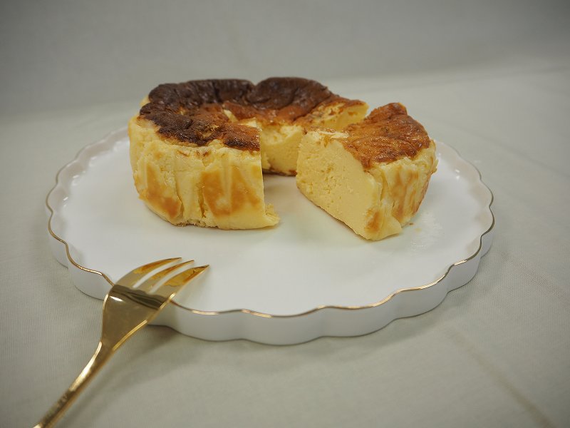 マカロン・バスクチーズケーキセット_チーズケーキ バスク 4号 マカロン 1箱 6個入り セット ショコラ はちみつ ストロベリー オランジュ 抹茶 バニーユ 着色料不使用 グルテンフリー バスクチーズケーキ 冷凍 食品 加工品 お取り寄せ お取り寄せスイーツ 福岡県 久留米市 送料無料_Dw108