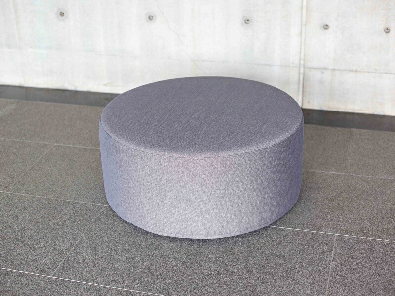 【選べるカラー】ROUND STOOL （ラウンドスツール）直径81cm　色々な使い方で楽しめる 1人掛け用 スツール_スツール 丸型 直径81cm 選べる 張り材 カラー セレニティ サフィロス ROUND STOOL81 ClassI 積層ウレタンフォーム 国産 オリジナル ブランド ソファ オットマン サイドテーブル 腰掛 鞄置き フッ素コーティング 家具 リビング 送料無料_Qd015