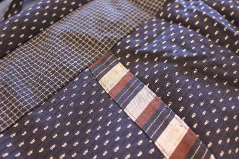 久留米織 綿入りはんてん男性用（ドビー織あられ柄）フリーサイズ/M～L_はんてん 久留米はんてん 男性用 紳士用 メンズ フリーサイズ M ～ L 久留米織 綿入り ドビー織 あられ柄 紺色 和服 部屋着 防寒着 ファッション ふっくら 暖かい 冬 長袖 ちゃんちゃんこ しなやか 着心地の良さ メンズ 福岡県 久留米市 お取り寄せ 送料無料_Qm011