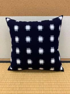 久留米絣クッション_クッション 久留米絣 カバー セット 綿100％ 柄 選べる 紺十字 グレー十字 紺・鈴水玉 紺・白 重ねアラレ カラフル 椅子 背もたれ 座布団 小ぶり かわいい 可愛らしい おしゃれ 伝統工芸品 重要無形文化財 お取り寄せ 福岡県 久留米市 送料無料_Jk056