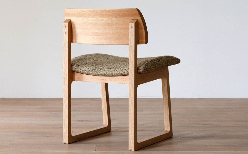 天然木 の上質な手触りと柔らかなかけ心地 ダイニングチェア / ウォールナット材 または オーク材【HIRASHIMA】 ELEVATO Side Chair ファブリック 受注生産