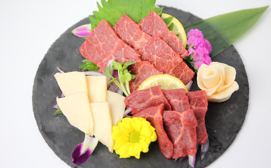 【4回定期便】 食卓を豪華に彩る 黒毛和牛 ( ヒレステーキ ・ ローススライス ・ 焼肉 セット)と 自家牧場産 馬刺し の 定期便