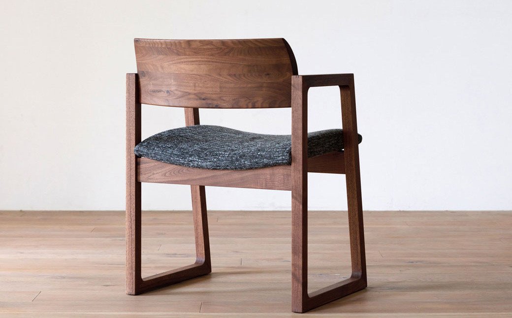 天然木 の上質な手触りと柔らかなかけ心地 ダイニングチェア / ウォールナット材 または オーク材 【HIRASHIMA】 ELEVATO Arm Chair ファブリック 受注生産