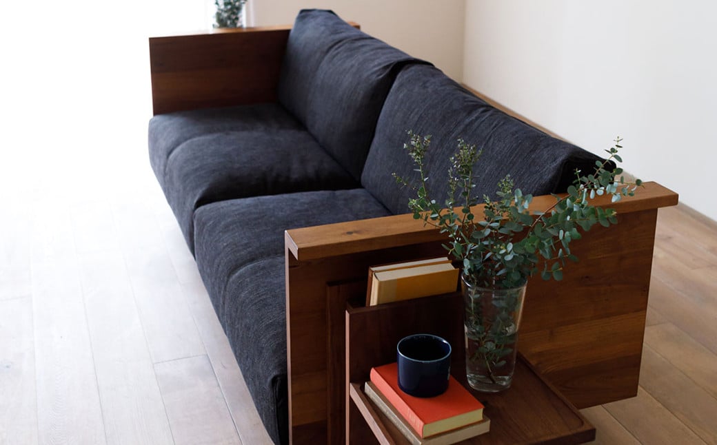 【受注生産】職人が丁寧に仕上げた天然木の存在感と掛け心地の良さが特徴のソファ。HIRASHIMA CARAMELLA High Sofa 189 (張地：ファブリック）