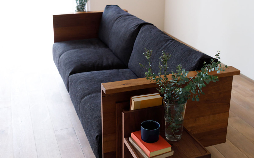 【受注生産】職人が丁寧に仕上げた天然木の存在感と掛け心地の良さが特徴の ソファ。ウォールナット または オーク 。HIRASHIMA CARAMELLA High Sofa 189 (張地：カプリス）